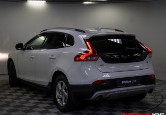 Подержанный автомобиль Volvo V40 Cross Country 2018 года (22 фото)