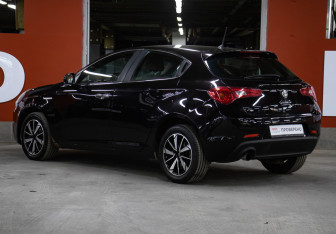 Подержанный автомобиль Alfa Romeo Giulietta Hatchback 2014 года (7 фото)