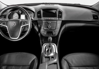 Подержанный автомобиль Opel Insignia Sedan 2011 года (11 фото)