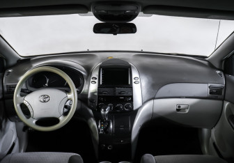 Подержанный автомобиль Toyota Sienna 2006 года (17 фото)