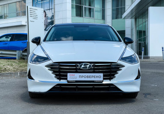 Подержанный автомобиль Hyundai Sonata 2022 года (2 фото)