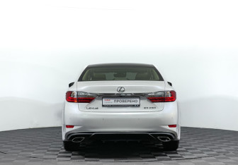 Подержанный автомобиль Lexus ES 2015 года (6 фото)