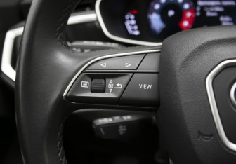 Подержанный автомобиль Audi Q3 2023 года (12 фото)