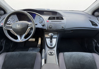 Подержанный автомобиль Honda Civic Hatchback 2011 года (12 фото)