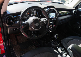 Подержанный автомобиль MINI Hatch 2019 года (9 фото)