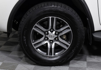 Подержанный автомобиль Toyota Fortuner 2020 года (8 фото)