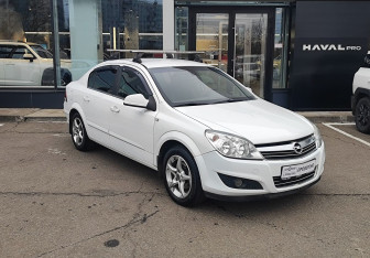 Подержанный автомобиль Opel Astra Sedan 2013 года (3 фото)