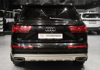 Подержанный автомобиль Audi Q7 2016 года (5 фото)