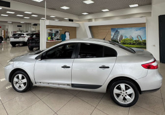 Подержанный автомобиль Renault Fluence 2010 года (9 фото)