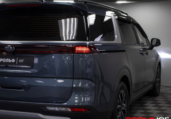 Подержанный автомобиль Kia Carnival 2020 года (24 фото)