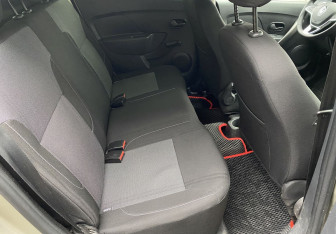 Подержанный автомобиль Renault Sandero 2015 года (11 фото)