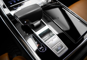 Подержанный автомобиль Audi Q8 2019 года (21 фото)