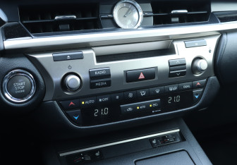 Подержанный автомобиль Lexus ES 2015 года (15 фото)