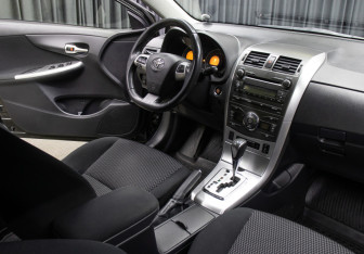 Подержанный автомобиль Toyota Corolla Sedan 2011 года (11 фото)