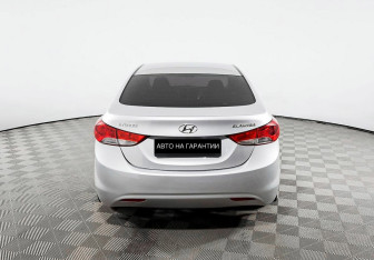 Подержанный автомобиль Hyundai Elantra Sedan 2013 года (4 фото)