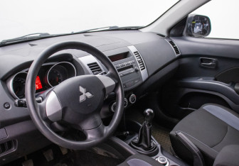 Подержанный автомобиль Mitsubishi Outlander 2008 года (10 фото)