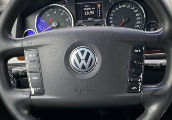 Подержанный автомобиль Volkswagen Touareg 2004 года (15 фото)