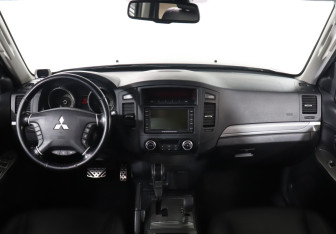 Подержанный автомобиль Mitsubishi Pajero 2012 года (12 фото)