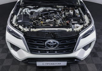 Подержанный автомобиль Toyota Fortuner 2022 года (9 фото)