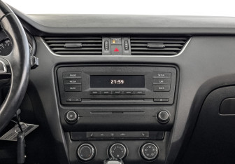 Подержанный автомобиль Skoda Octavia Liftback 2013 года (17 фото)