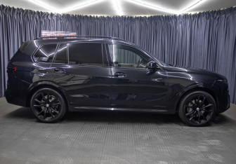 Подержанный автомобиль BMW X7 2023 года (4 фото)