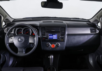 Подержанный автомобиль Nissan Tiida Hatchback 2012 года (14 фото)