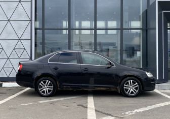 Подержанный автомобиль Volkswagen Jetta Sedan 2009 года (4 фото)