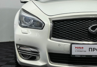 Подержанный автомобиль Infiniti Q70 2015 года (23 фото)