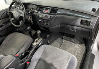 Подержанный автомобиль Mitsubishi Lancer Sedan 2003 года (11 фото)