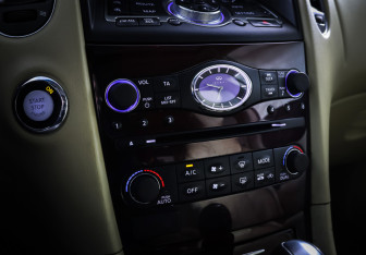 Подержанный автомобиль Infiniti QX50 2016 года (19 фото)