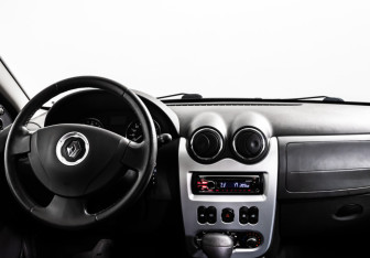 Подержанный автомобиль Renault Sandero 2011 года (11 фото)
