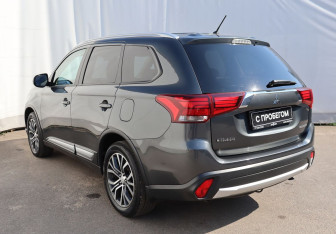Подержанный автомобиль Mitsubishi Outlander 2015 года (6 фото)