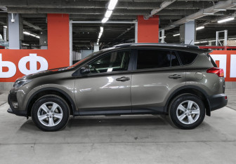 Подержанный автомобиль Toyota RAV4 2013 года (8 фото)