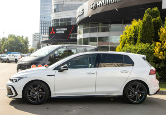 Подержанный автомобиль Volkswagen Golf Hatchback 2020 года (6 фото)