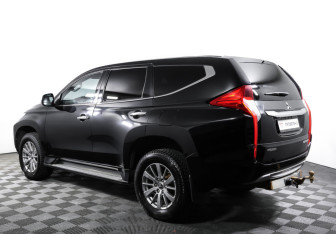 Подержанный автомобиль Mitsubishi Pajero Sport 2018 года (7 фото)