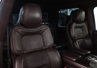 Подержанный автомобиль Lincoln Navigator 2018 года (16 фото)