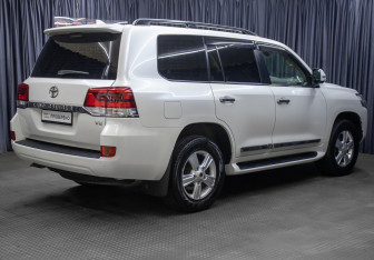 Подержанный автомобиль Toyota Land Cruiser Suv 2020 года (5 фото)