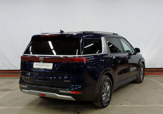 Подержанный автомобиль Kia Carnival 2021 года (5 фото)