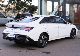 Подержанный автомобиль Hyundai Elantra Sedan 2023 года (4 фото)