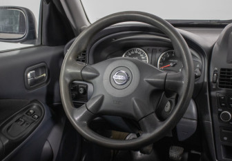 Подержанный автомобиль Nissan Almera Hatchback 2006 года (15 фото)