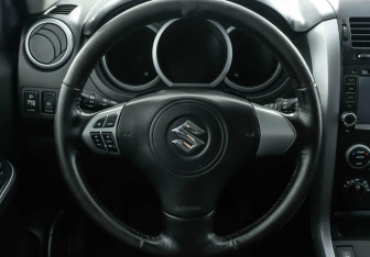 Подержанный автомобиль Suzuki Grand Vitara 2013 года (9 фото)