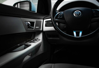 Подержанный автомобиль Jaguar XF Sedan 2011 года (16 фото)