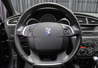Подержанный автомобиль Citroen DS4 2012 года (17 фото)