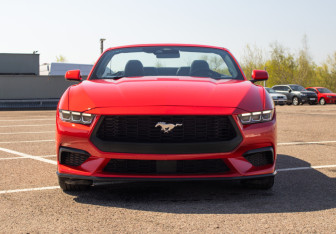 Подержанный автомобиль Ford Mustang Convertible 2024 года (25 фото)