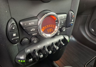 Подержанный автомобиль MINI Hatch 2010 года (13 фото)