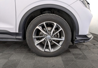 Подержанный автомобиль Geely Coolray 2022 года (18 фото)