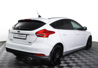 Подержанный автомобиль Ford Focus Hatchback 2017 года (5 фото)