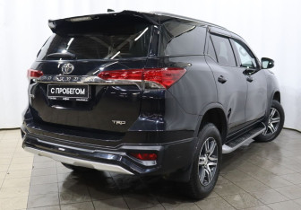 Подержанный автомобиль Toyota Fortuner 2019 года (4 фото)