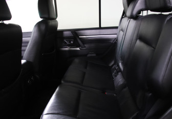 Подержанный автомобиль Mitsubishi Pajero 2012 года (11 фото)