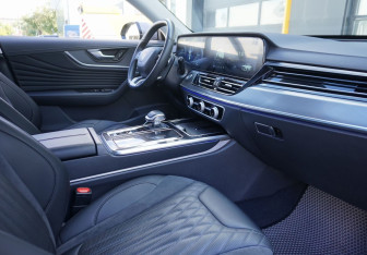 Подержанный автомобиль Hongqi HS5 2024 года (11 фото)